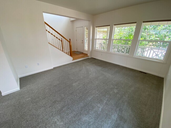 Building Photo - Great Highlands Ranch Home on the Golf Course!