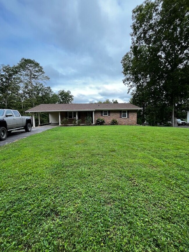Building Photo - Updated 3 bed 2 bath house with yard and b...