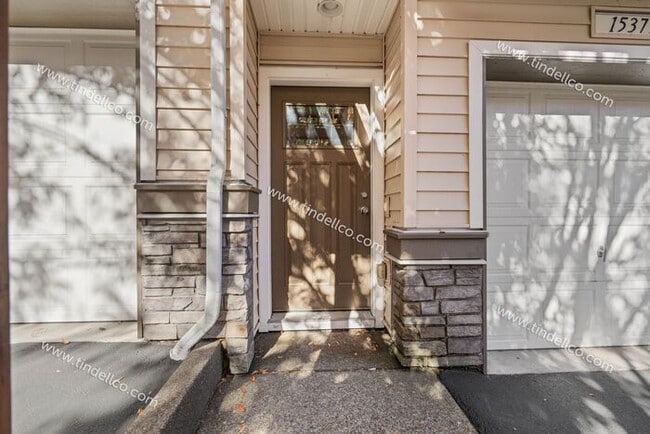 Building Photo - FREE 2ND MONTH RENT! Charming Townhome w/ ...