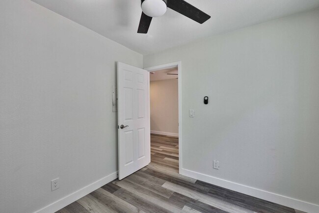 Building Photo - New renovated 2 Bedroom 1 Bathroom in Nort...