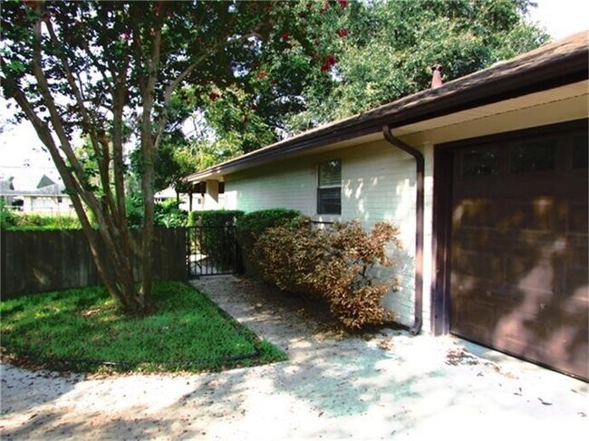 Building Photo - 2212 S Belmont Dr