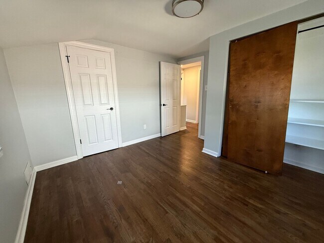 Building Photo - Luxury 3-Bedroom, 1-Bathroom House in Broo...