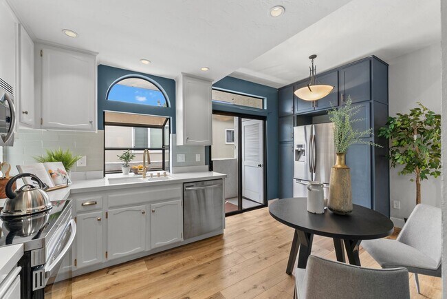 Building Photo - Charming 2 Bedroom 2 Bath In Beautiful Hil...
