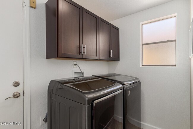 Building Photo - 868 E Page St