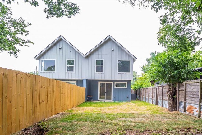 Building Photo - 616 W Dittmar Rd