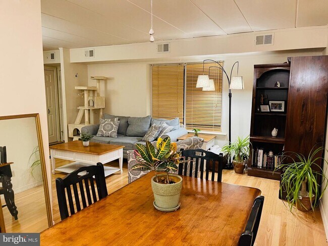 Building Photo - 201 Village Walk