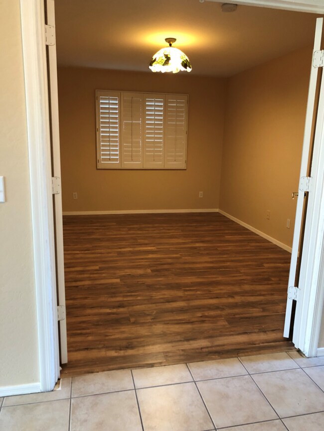 Building Photo - 2Bedroom plus Den-Mountain View & Sparklin...