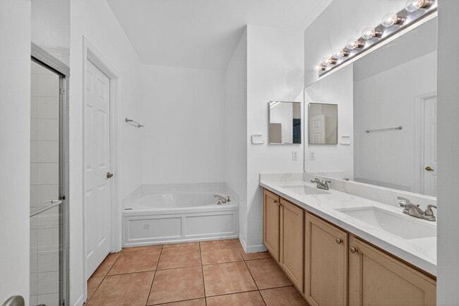 Building Photo - 5020 N La Sedona Cir