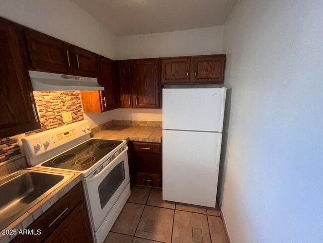 Building Photo - 526 S Mesa Dr