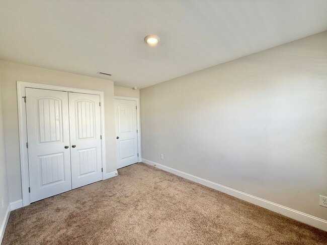 Building Photo - **OFFERING RENT PROMOTION FOR FIRST 6 MONT...