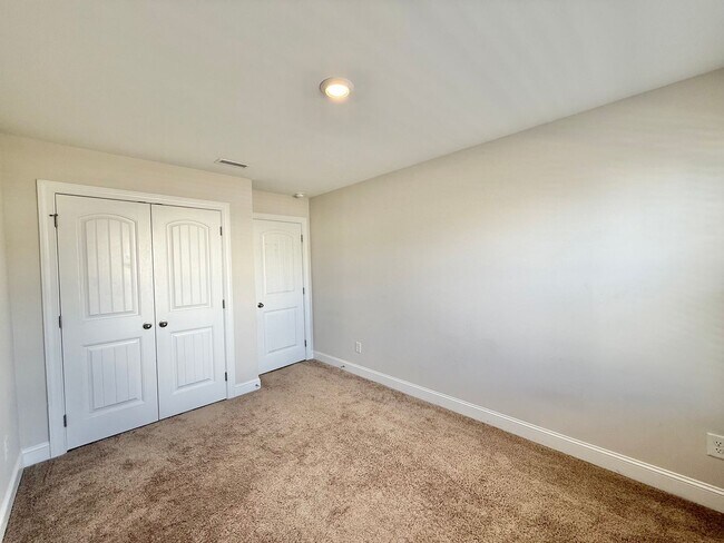 Building Photo - Stunning 3BD, 2.5BA Raleigh Townhome in a ...