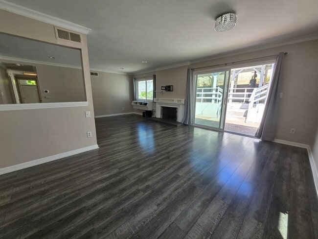 Building Photo - Spacious Northridge Family home near the N...