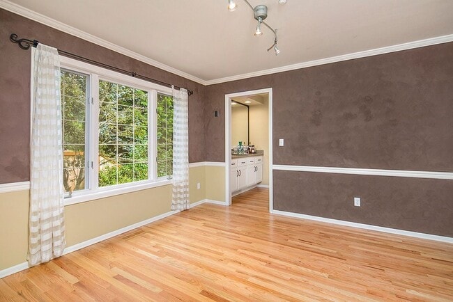 Building Photo - 4bd/2.5ba Newcastle Home