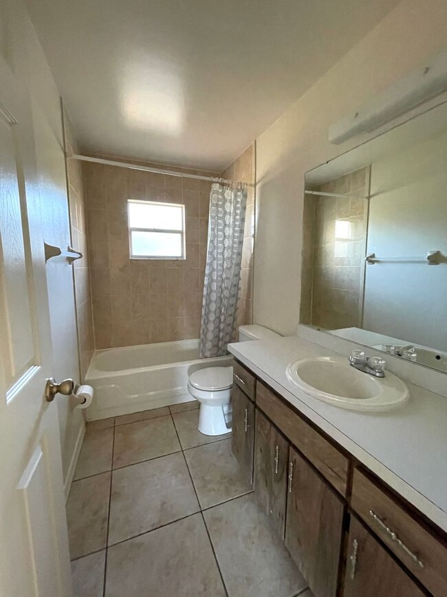 Building Photo - Nice 2/1 Duplex Home for Rent in St. Cloud