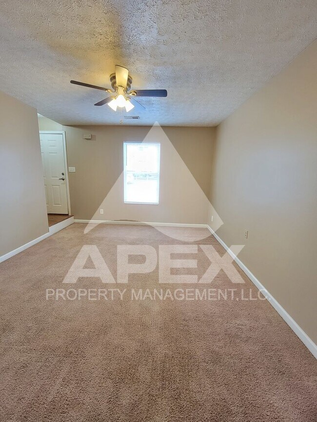 Building Photo - MOVE-IN SPECIAL,NO RENT TIL MAY 1ST! - Nice 2 Bd | 1.5 Ba Townhouse in West Knox Condo Community!