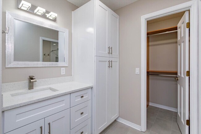 Building Photo - Spacious 4-Bedroom, 3-Bath Rental in Quiet DeBary Cul-de-Sac