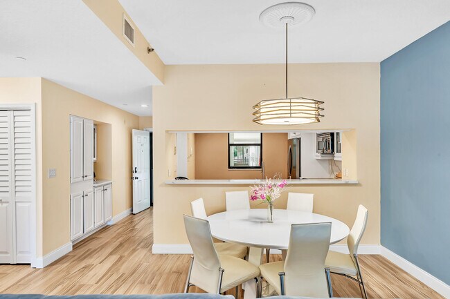 Building Photo - 827 Oak Harbour Dr