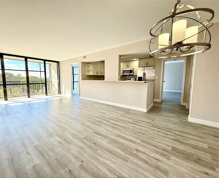 Building Photo - 800 Parkview Dr