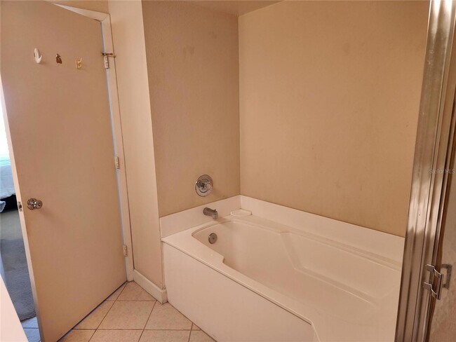 Building Photo - 6105 Bahia Del Mar Cir N