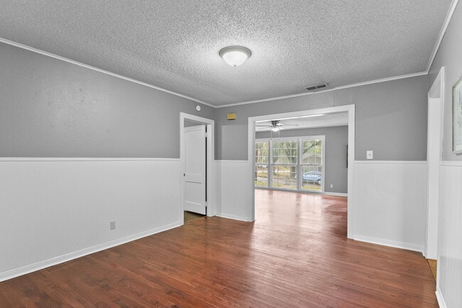 Building Photo - 901 N Azalea Dr