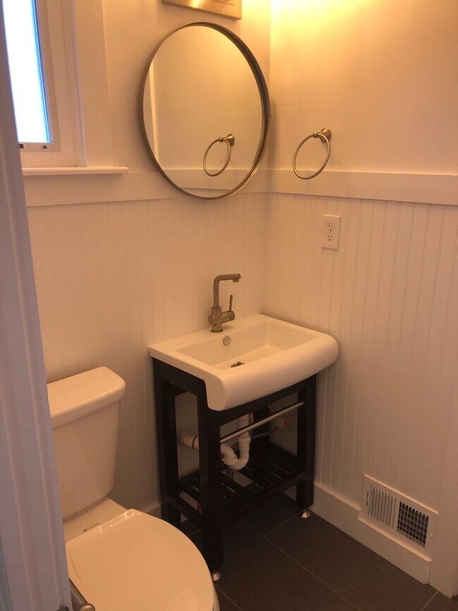 Building Photo - Rent this Gorgeous Fully Updated 3 Bd/ 1.5...