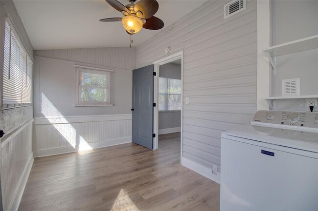 Building Photo - 675 16th Ave S