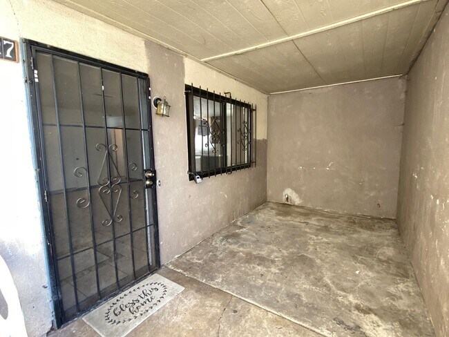 Building Photo - Two Bed, One Bath Triplex with a One Car Garage In North Stockton
