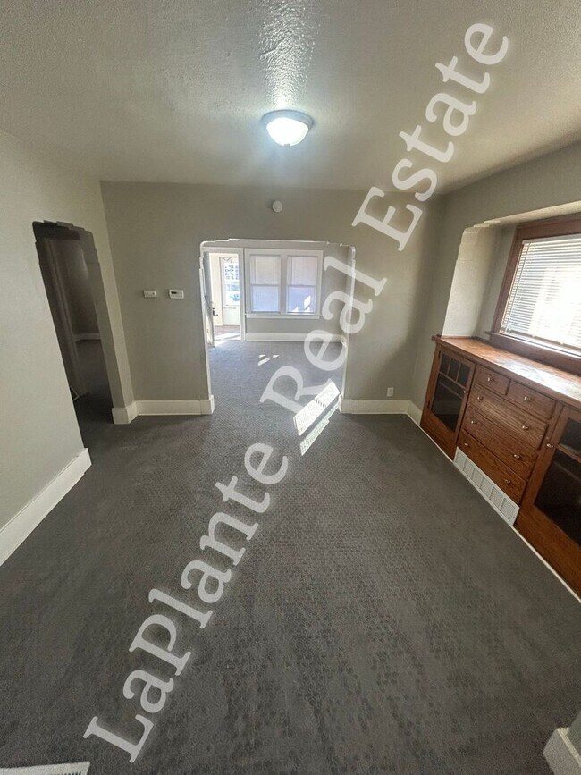 Building Photo - Bright Newly renovated Home in a Quiet West Toledo Neighborhood