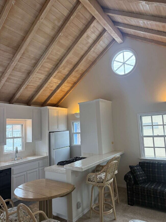 Building Photo - Unfurnished Studio Balboa Island