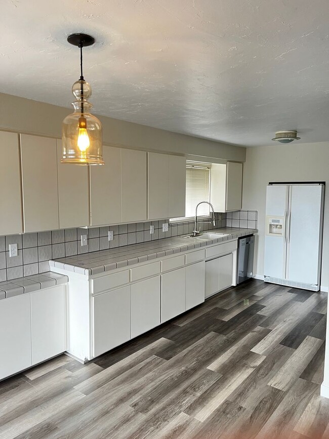 Building Photo - 269 Larchmont Dr