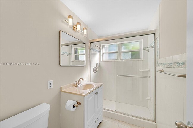 Building Photo - 425 Bayshore Dr