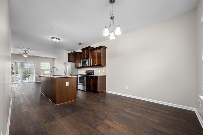 Building Photo - Luxury Townhome at the Boulevard