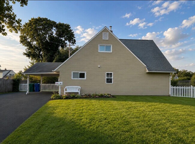 Building Photo - Welcome to this 4 bedroom 2 bath home in the Crabtree section of Levittown.