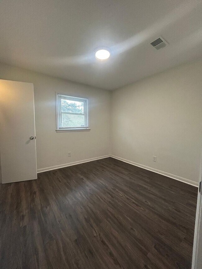 Building Photo - 4BR Home Minutes from Downtown & Fort Jackson