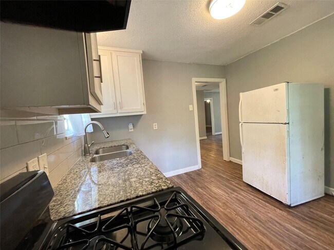 Building Photo - 5213 Anzio Rd