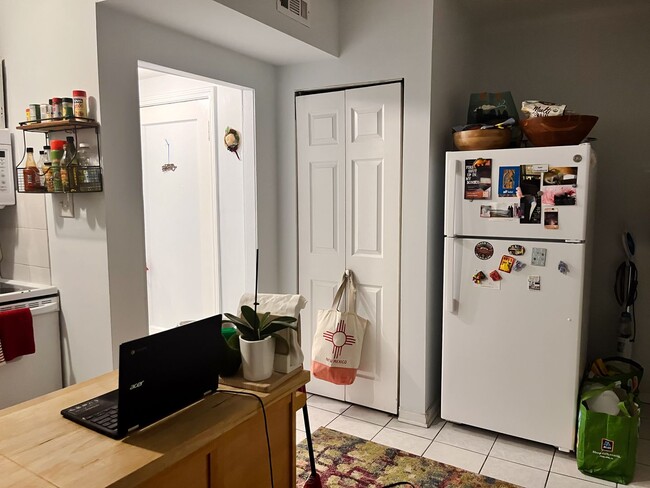 Building Photo - Sheridan Park / Uptown - 2 Bed / 1 Bath