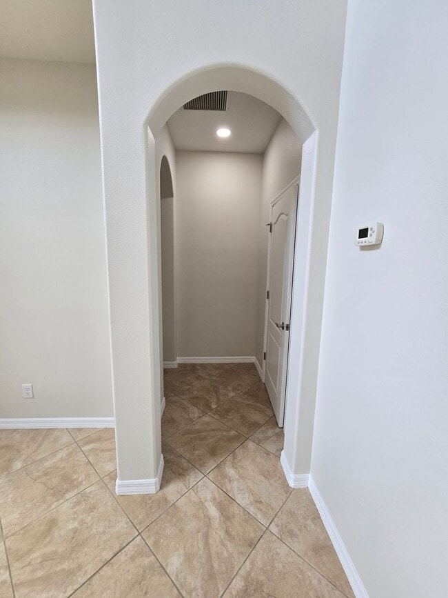 Building Photo - Luxurious Single-Family Home in Secluded Mount Dora Community