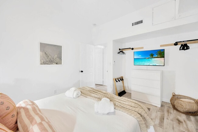 Building Photo - 10755 Clara Ln