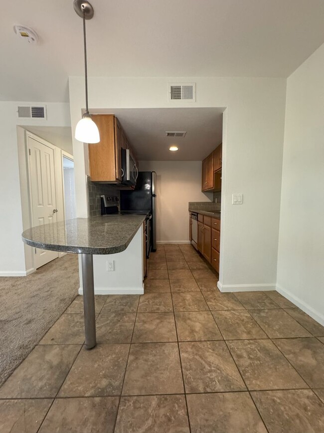 Building Photo - **MOVE IN SPECIAL***2ND FLOOR ONE BEDROOM ...