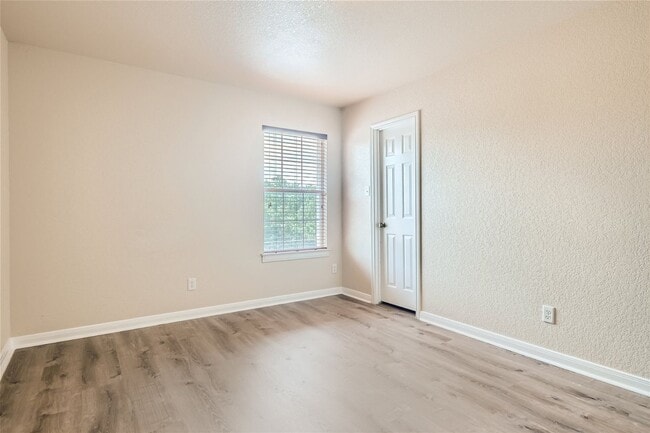 Building Photo - Over 3300 Square Feet