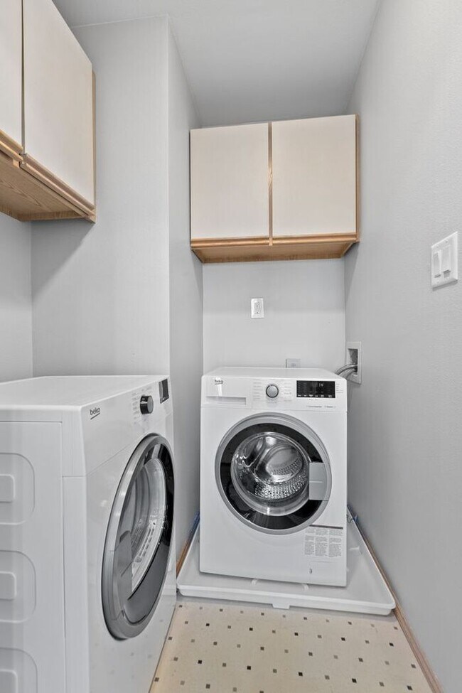 Building Photo - Beautifully Remodeled Top Floor Alki Condo with Views!