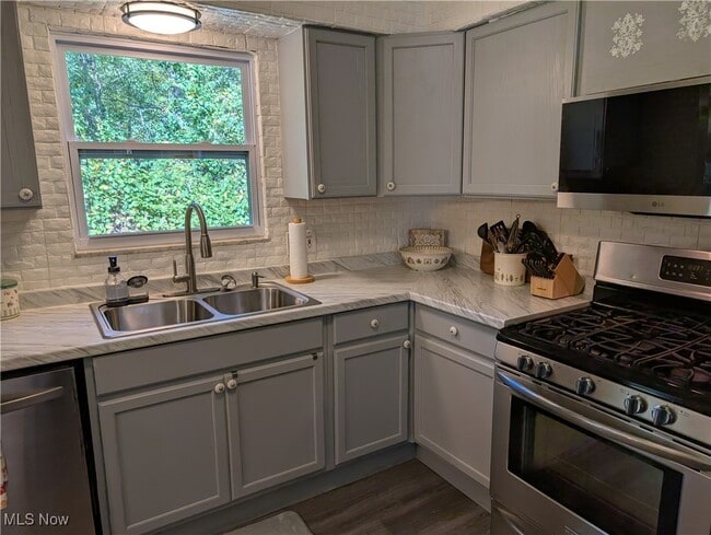 Building Photo - 1494 Hilton Dr