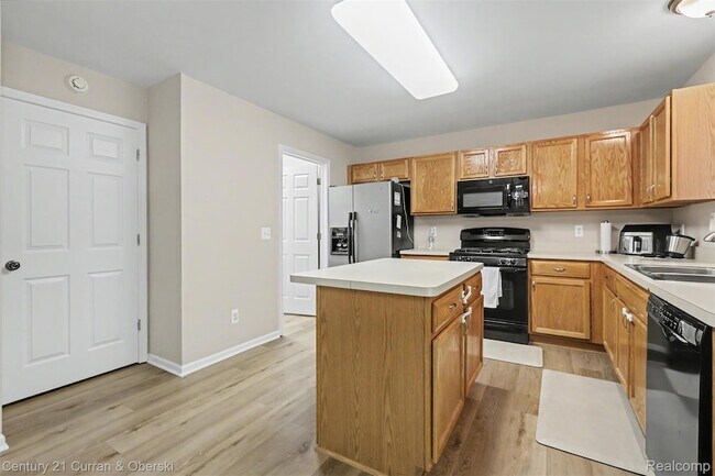Building Photo - 7055 Oakridge Dr