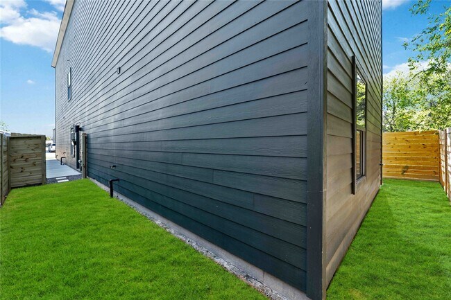 Building Photo - 5605 Tommye St