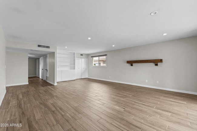Building Photo - 1229 E Manhatton Dr