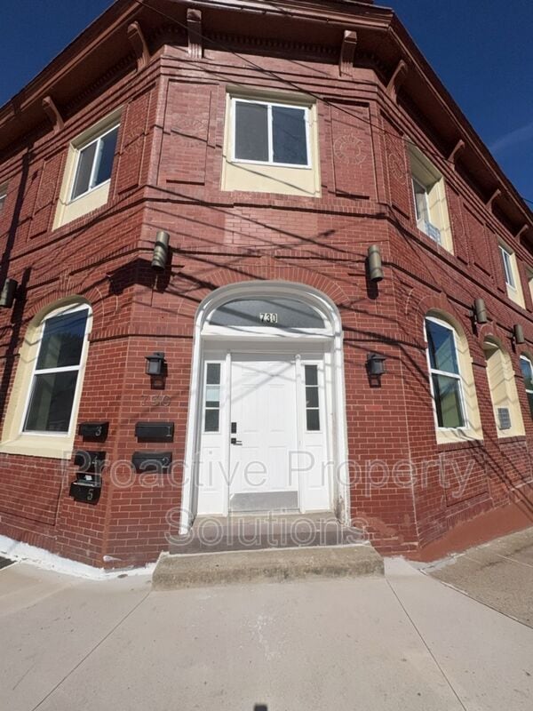 Building Photo - 730 N Main St