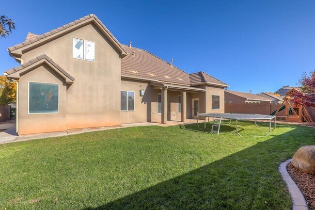 Building Photo - Beautifully Designed 5 Bedroom Home in Was...