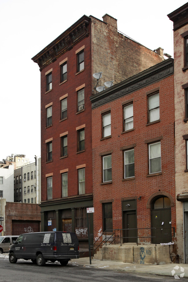 Building Photo - 27 Desbrosses St