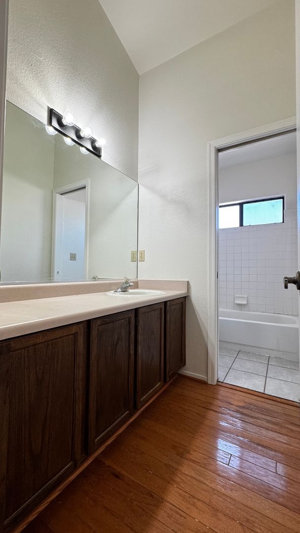 Building Photo - Eastside (Broadway and Houghton) 4 bedroom...