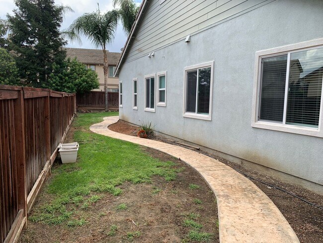 Building Photo - Beautiful Single Story Rose Garden Home / ...